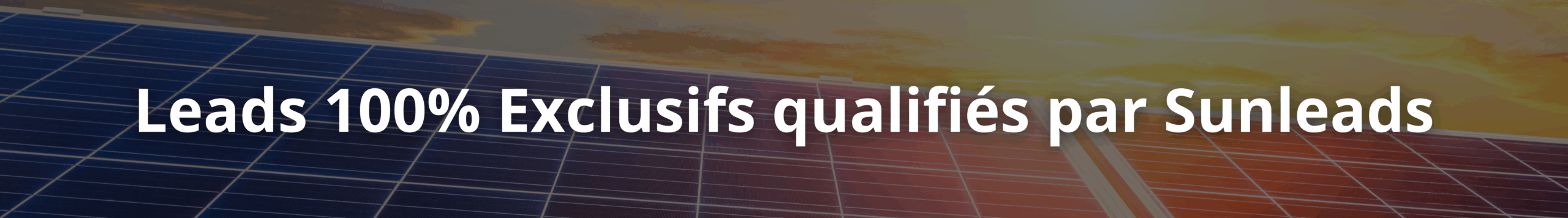 installateur solaire travaillant sur un toit